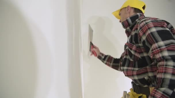 Kaukasische Bouw Verbouwing Werknemer Zijn Jaren Patching Badkamer Plafond Het — Stockvideo