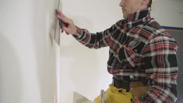 Caucasian Contractor His 30S Patching Drywall Walls Construction Site — Stock Video