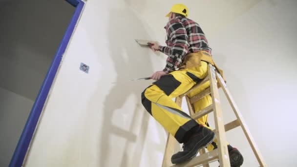 Caucasian Worker His 40S Patching Drywall Newly Developed House — Stock Video