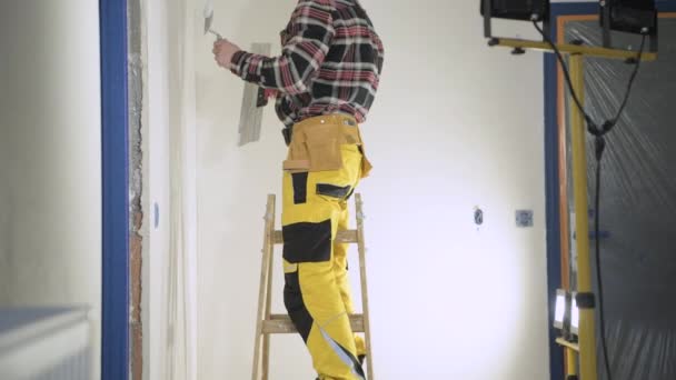 Empreiteiro Caucasiano Casa Dos Anos Durante Drywall Patching Work Tema — Vídeo de Stock