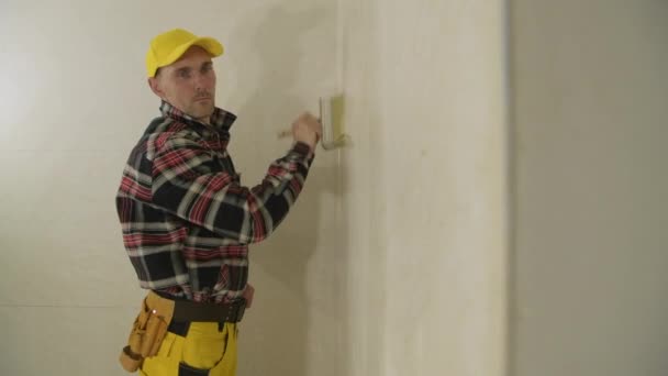 労働者による水性ラテックスプライマー配置 絵画のための壁の準備 — ストック動画