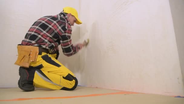 Profissional Que Remodela Trabalhador Que Prepara Paredes Interiores Para Pintar — Vídeo de Stock