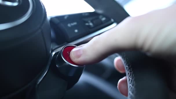 现代跑车红色点火启动按钮按压 白人司机 汽车技术主题 慢动作镜头 — 图库视频影像