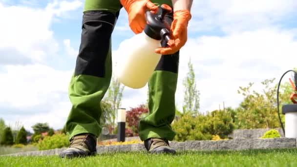 液体を噴霧殺すことによって除去草芝生の雑草 — ストック動画