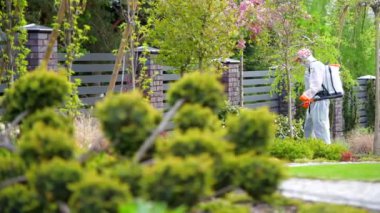 Kafkasyalı Profesyonel Bahçe İşçisi 40 'lı yaşlarındaki böcek ilacı ve mantar ilacı fabrikalarında. Tarım Teması.