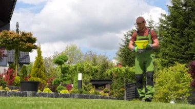 Bahçe işçisi 40 'lı yaşlarda, El Tarlası Tohum Ekme Bölümü' nde Yürüyor.