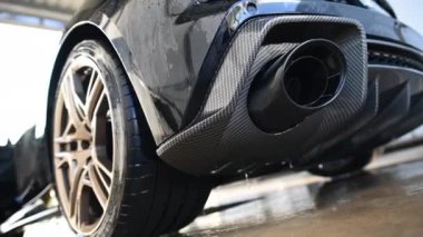 Basınç Yıkama Performans Aracı. Karbon Elementleri ve Spor Egzozu Kapatın.