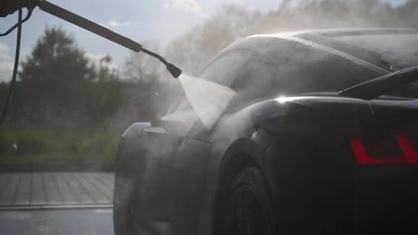 Blanke Mannen Power Washing Kant Van Zijn Performance Car — Stockvideo