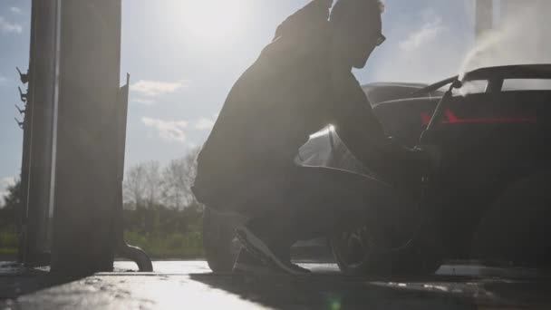 Homens Caucasianos Pressão Energia Lavando Seu Carro Desempenho Exótico — Vídeo de Stock