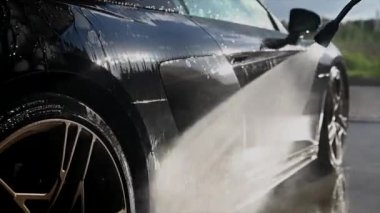 Araba Yıkama İçinde Modern Performans Aracının Detaylı Baskısı
