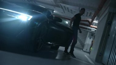 Beyaz erkek egzotik arabasını yeraltı garajında bırakıyor.
