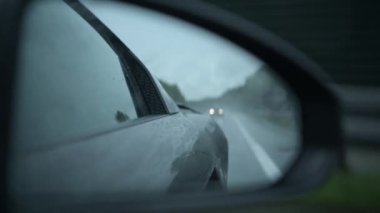 Dikiz aynası görüntüsü. Rainy Highway 'deki Performans Aracının Kenarı
