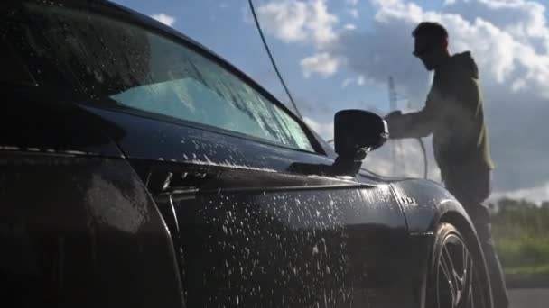 Άντρες Καθαρίζουν Αμάξι Του Μέσα Πλυντήριο Αυτοκινήτων Πλύσιμο Πίεσης Οχήματος — Αρχείο Βίντεο