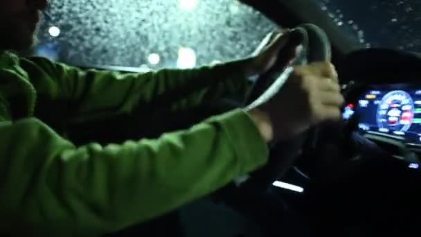 Los Hombres Caucásicos Sus Años Conducción Moderno Coche Rendimiento Durante — Vídeo de stock