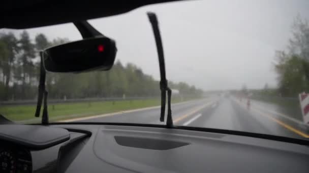 Carro Dirigindo Uma Estrada Durante Tempo Chuvoso Limpadores Pára Brisas — Vídeo de Stock