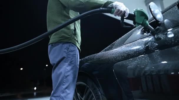 Άνδρες Τροφοδοτεί Αυτοκίνητό Του Καύσιμο Υψηλής Οκτανίων Κατά Διάρκεια Αργά — Αρχείο Βίντεο