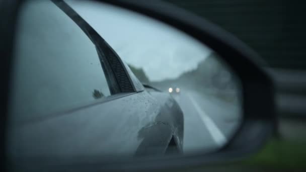 Dikiz Aynası Görüntüsü Rainy Highway Deki Performans Aracının Kenarı — Stok video