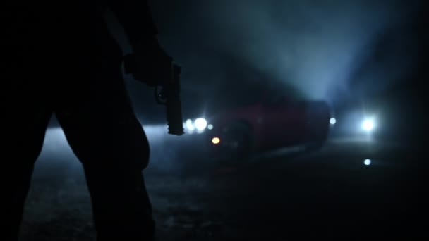 Hombres Con Pistola Frente Coche Sospechoso Durante Noche Niebla Tardía — Vídeos de Stock