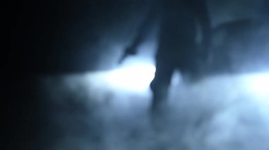 Suç mahalli. Ateşli Silahlı Adamlar Duman ve Arabadan Gelen Işık Altında