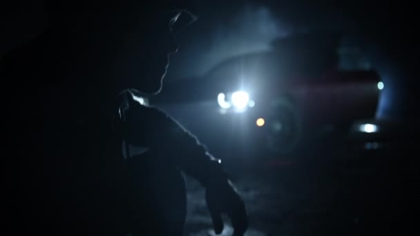 Ağır Nefes Alan Yaşlarında Beyaz Bir Suçlu Siyah Kapüşonlu Giyiyor — Stok video