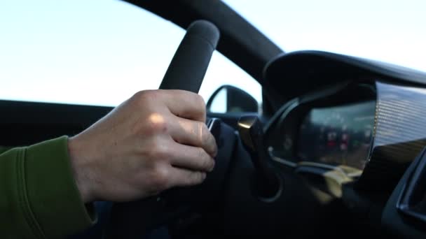 Mannen Rijden Fast Performance Vehicle Cockpit View — Stockvideo