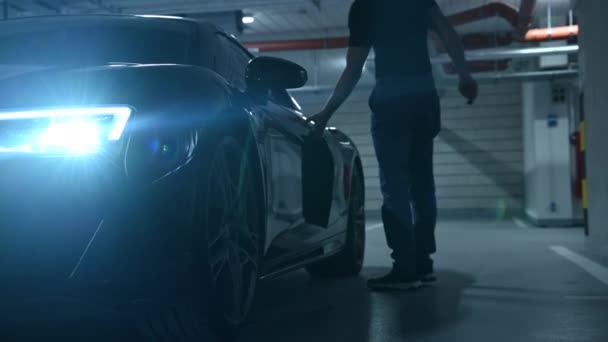 Beyaz Adamlar Egzotik Arabasıyla Yeraltı Garajından Çıkıyorlar — Stok video
