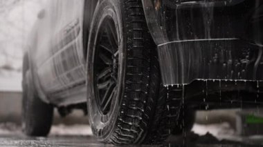 Araba yıkama ve Detaylı Fotoğraf. Bir Kamyonun Bakımı