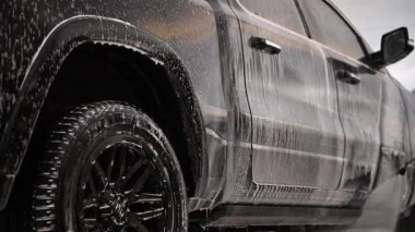 Sunset Light 'ta el yıkama. Yüksek Basınçlı Su Kullanılan Temizleme Aracı.