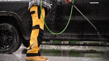 Oto Yıkama Aracı El ile Yüksek Basınçlı Hortum Kullanımı. 