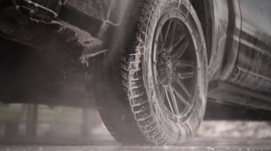 Oto Yıkama 'daki adamlar modern kamyonetini temizliyor. Otomatik Temizleme İstasyonu.