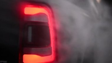 Arabasını çamurdan temizleyen beyaz adamlar. Araba Yıkama Basınç Makinesi ile Oto Yıkama Ulaşım Endüstrisi Teması.