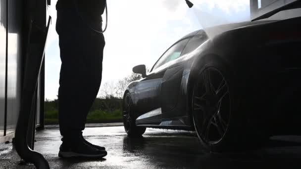 Blanke Man Macht Schoonmaken Van Zijn Moderne Exotische Auto — Stockvideo