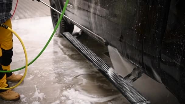 Lavagem Carro Usando Arruela Pressão Homens Limpando Seu Veículo Dentro — Vídeo de Stock