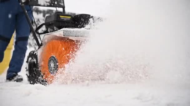 Eliminación Nieve Usando Equipo Escoba Eléctrica — Vídeo de stock