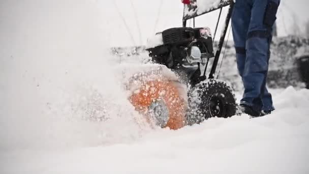 Homens Caucasianos Limpeza Driveway Remoção Neve Caída Fresca Usando Poderoso — Vídeo de Stock