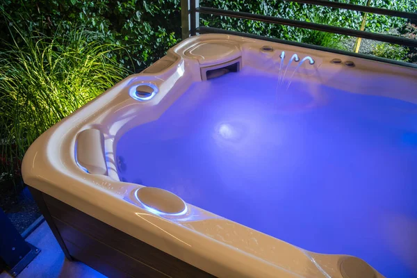 Kühle Blaue Led Beleuchtet Und Running Home Garden Whirlpool Spa — Stockfoto