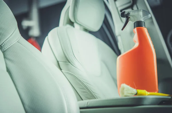 Αυτοκίνητο Εσωτερικό Δερμάτινο Απορρυπαντικό Καθαρισμού Πορτοκαλί Μπουκάλι Θέμα Συντήρησης Οχημάτων — Φωτογραφία Αρχείου