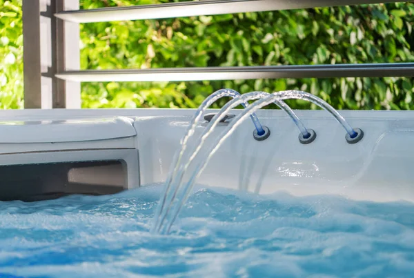 Hot Tub Jacuzzi Fountain Skimmer Close Moderno Spa Dentro Jardim — Fotografia de Stock