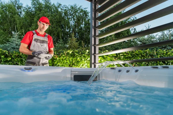 Hot Tub Jacuzzi Installer Testing Nově Nainstalované Spa Uvnitř Zahradní — Stock fotografie