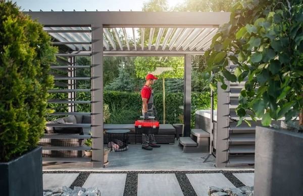 Kaukasische Hot Tub Residential Spa Technicus Met Gereedschap Doos Zijn — Stockfoto