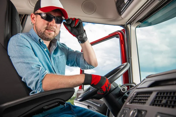 トラックトラクターキャビン内彼の30代の若いと満足白人セミトラック運転手 交通テーマ — ストック写真