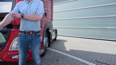 6 Haziran 2021. Krakow, Küçük Polonya. 30 'lu yaşlarda beyaz bir kamyoncu ve kırmızı Euro yarı kamyoncu. Ulaştırma ve Nakliye Endüstrisi.