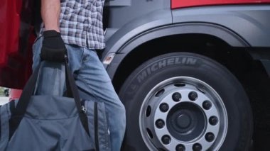 Profesyonel Yarı Kamyon Şoförü ve Çarpıcı Modern Araç. 40 'larında mutlu bir beyaz kamyoncu. Ulaşım Endüstrisi.