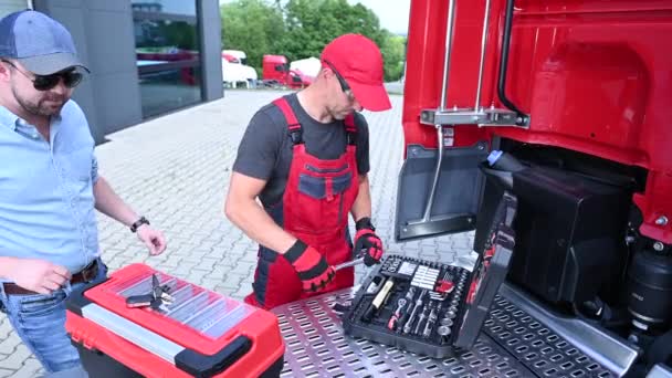 Professionele Truck Mechanic Bestuurder Vergadering Voorkant Van Het Voertuig — Stockvideo