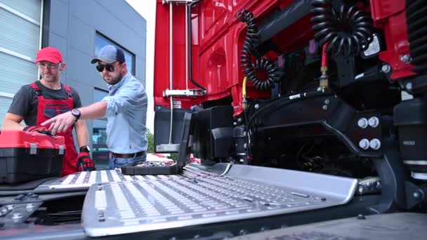 货车机修工与司机探讨与车辆有关的问题 — 图库视频影像
