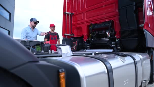 Mecánico Camiones Caucásicos Conductor Discutiendo Algunos Problemas Con Vehículo — Vídeos de Stock