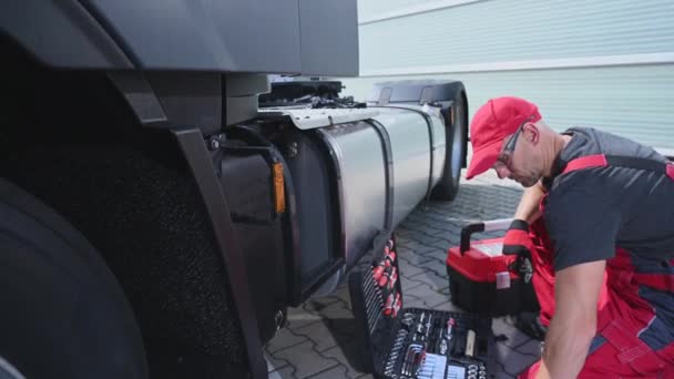 Profesjonalny Biały Mechanik Ciężarówki Jego Tych Wykonywanie Konserwacji Pojazdu Siodło — Wideo stockowe
