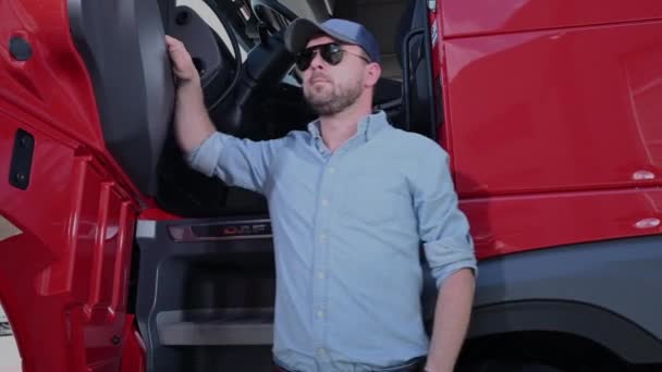 Der Kaukasische Lastwagenfahrer Oder Trucker Seinen 30Er Jahren Bereitet Seinen — Stockvideo