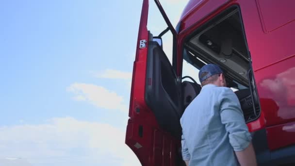 Jonge Vrachtwagenchauffeur Krijgt Werk Klaar Voor Allereerste Reis Moderne Semi — Stockvideo