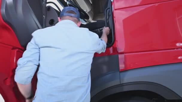 2021年6月6日 克拉科夫 小波兰 白人卡车司机身穿黑色棒球帽在车舱内准备上路 运输及货运业主题 — 图库视频影像